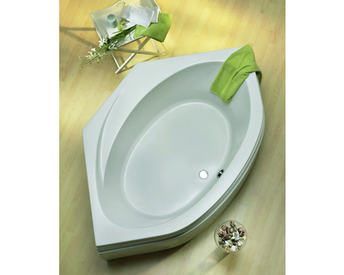 Eckbadewanne im Badezimmer mit Handtüchern und Dekoration