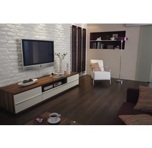 Wohnzimmer mit Fernseher, Kommode, Heizkörper und Sessel