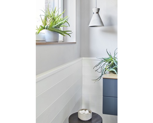 Helles Badezimmer mit Aloe Vera Pflanze, Hängelampe und Waschtischunterschrank