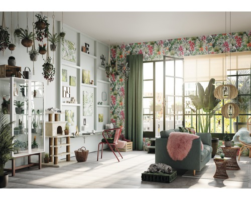 Helles Wohnzimmer mit Pflanzen, Vitrine, Kratzbaum und floraler Tapete für ein natürliches Ambiente.