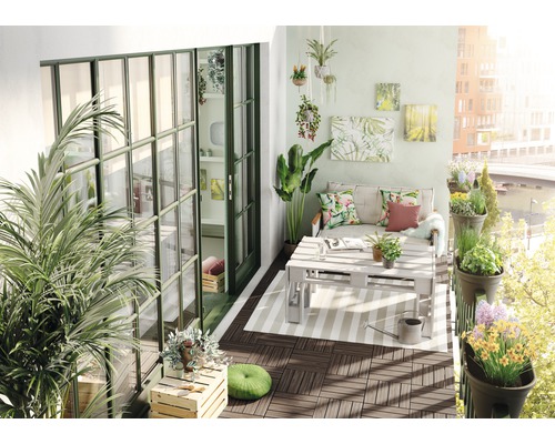 Gestalteter Balkon mit Holzfliesen, Palettenmöbeln und Pflanzen