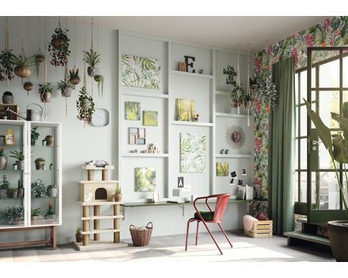 Einrichtungsbeispiel eines Arbeitszimmers mit Pflanzen, Hängepflanzen, Regalen, Schreibtisch und Katzenturm