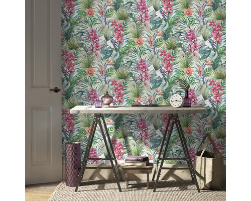 Raumansicht mit tropischer Blumentapete, Tisch und Dekorationen