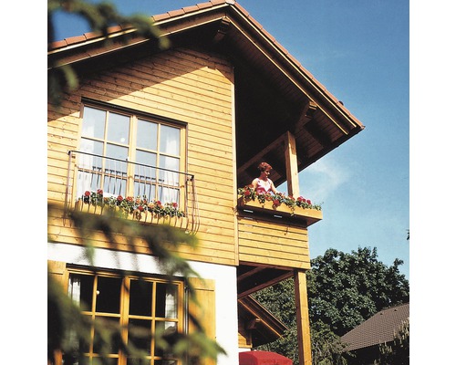 Holzhaus mit Balkonen und Fensterkästen