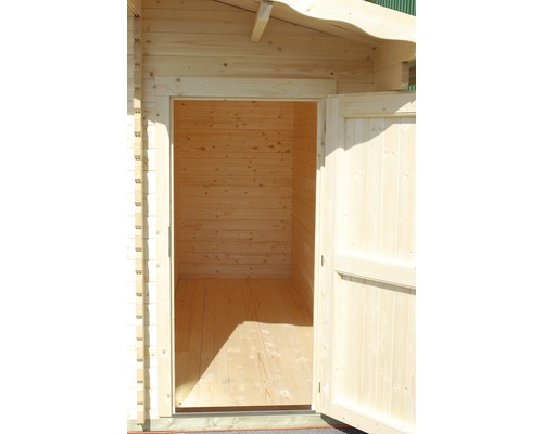Offene Holztür zu einem Gartenhaus aus Holz.
