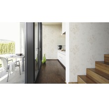 Helles Interieur mit Terrassenzugang, Holzboden und gemusterter Tapete
