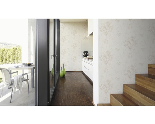 Helles Interieur mit Terrassenzugang, Holzboden und gemusterter Tapete