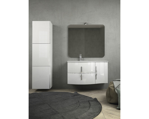 Badezimmer mit Waschtischunterschrank, Spiegel, Beleuchtung und Hochschrank