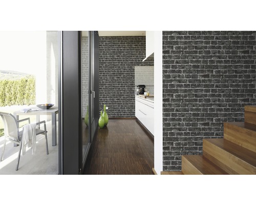 Helle, geräumige Innenaufnahme mit einer Wandtapete im Backsteindesign