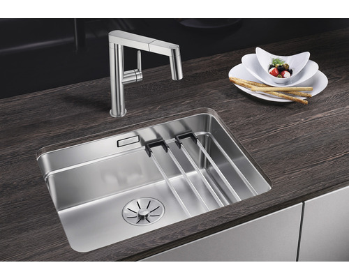 Edelstahlspüle mit Abtropfgestell und Küchenarmatur auf einer Arbeitsplatte