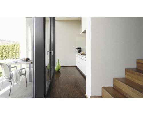 Heller Raum mit Terrassentür, Gartenmöbeln, Küche und Treppe