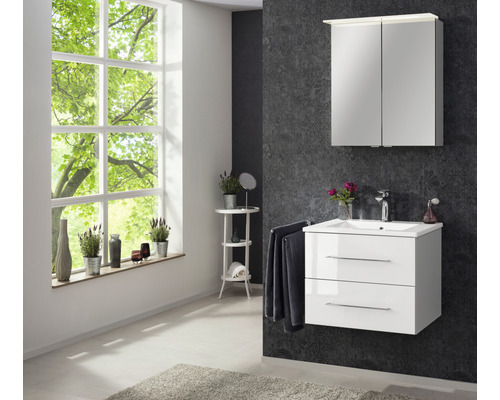 Modernes Badezimmer mit Waschtisch, Spiegelschrank und Fenster