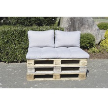Palettenlounge mit Polster und Kissen im Garten