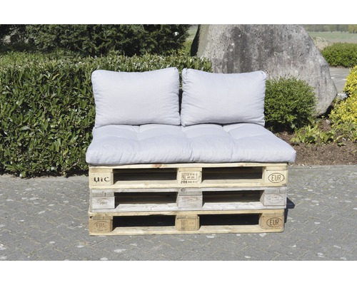 Palettenlounge mit Polster und Kissen im Garten