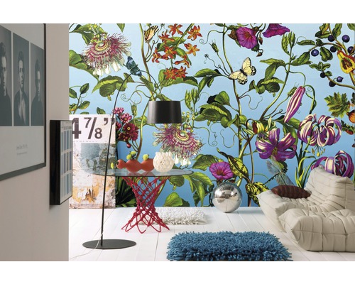 Wohnraum mit floraler Fototapete, Stehlampe, Tisch und Sofa
