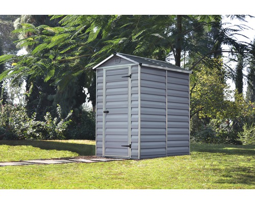 Gartenschuppen aus Metall im Garten
