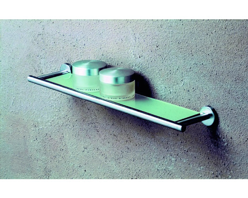 Badregal mit Glasablage und zwei Kosmetikdosen