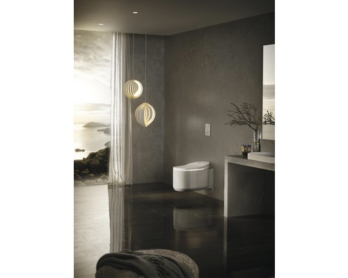 Modernes Badezimmer mit wandhängendem Dusch-WC, Waschtisch und Meerblick