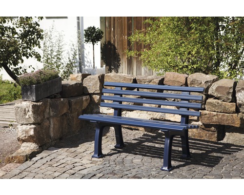 Gartenbank vor Steinmauer