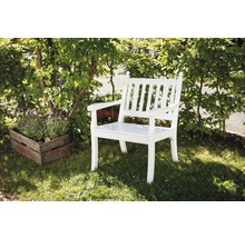 Weißer Holzgartenstuhl neben einer Holzkiste mit Lavendel auf Rasen