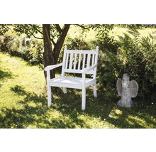 Weiße Gartenbank aus Holz im Garten neben einer Engelstatue