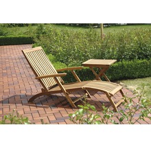 Gartenliege aus Holz mit Beistelltisch auf einer Terrasse