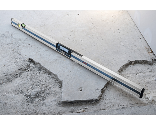 Digitale Wasserwaage auf Betonboden