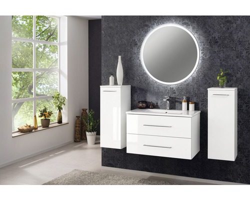 Helles Badezimmer mit Waschtischunterschrank, Spiegelschrank und zwei Hängeschränken