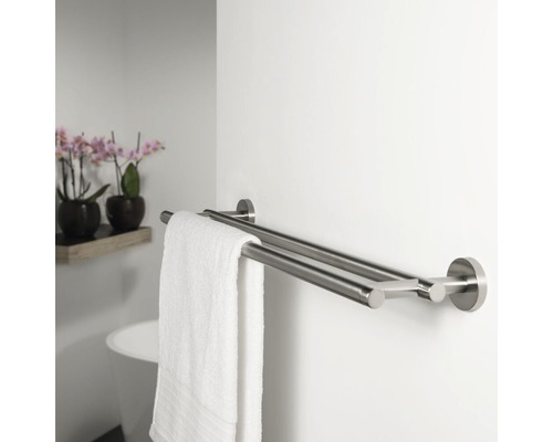 Doppelter Handtuchhalter aus Metall mit Handtuch im Badezimmer.