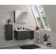 Helles Badezimmer mit Waschtisch, Spiegelschrank, Seitenschrank und Dachfenster