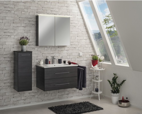 Helles Badezimmer mit Waschtisch, Spiegelschrank, Seitenschrank und Dachfenster