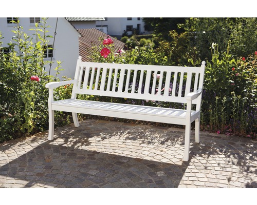 Gartenbank aus Holz vor Haus und Garten