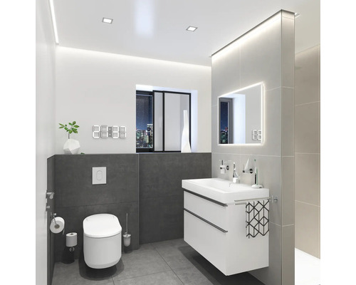 Modernes Badezimmer mit Toilette, Waschbeckenunterschrank, Spiegel und digitaler Uhr