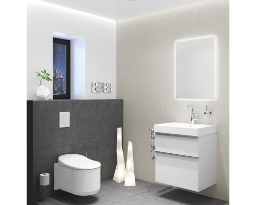 Modernes Badezimmer mit Toilette, Waschtisch und beleuchtetem Spiegel
