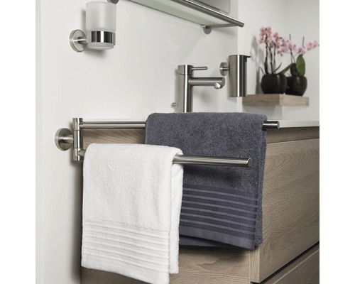 Badezimmerarmaturen mit Handtuchhalter, Seifenspender, Zahnputzbecher und Handtüchern