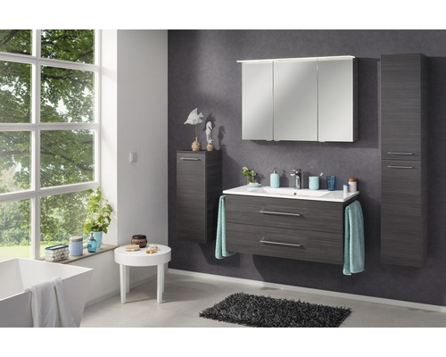 Modernes Badezimmer mit Waschtisch, Spiegelschrank und Hochschränken in Holzoptik