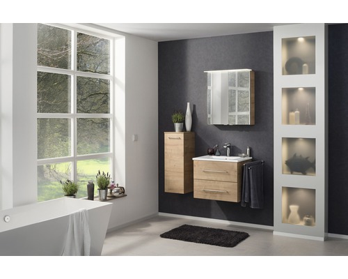 Modernes Badezimmer mit Waschtisch, Spiegelschrank, Hochschrank und Regal