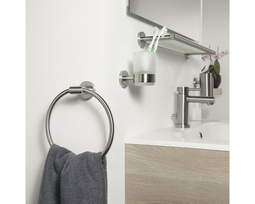 Badezimmer mit Handtuchring, Zahnputzbecher und Armatur