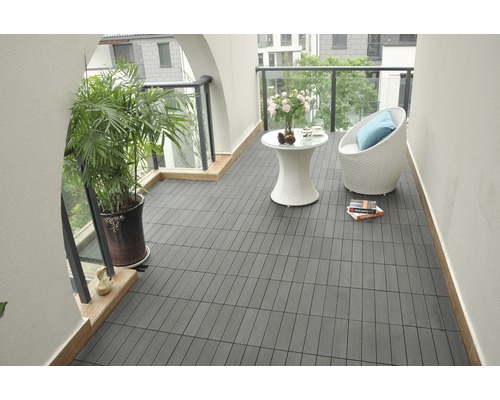 Balkon mit dunklen Terrassenfliesen, Sitzgruppe und Pflanze