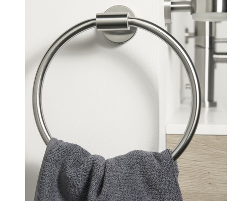 Runder Handtuchhalter aus Metall mit Handtuch an einer Badezimmerwand