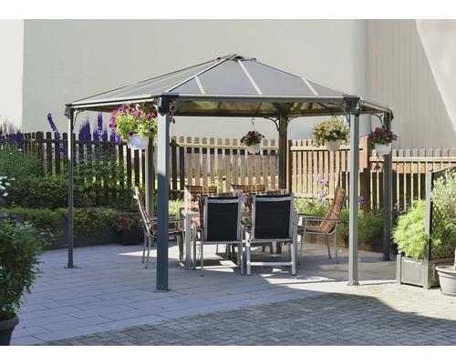 Gartenpavillon mit Tisch und Stühlen auf einer Terrasse