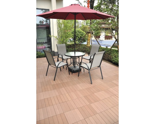 Terrasse mit Sonnenschirm, Tisch und Stühlen