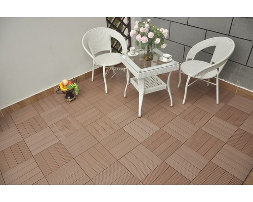 Terrasse mit Bodenfliesen aus Holzimitat und Sitzgruppe