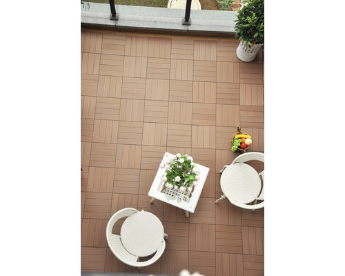 Terrasse mit Terrassenfliesen, Tisch und Stühlen.