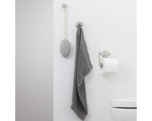 Badezimmerwand mit Haken, Handtuch und Toilettenpapierhalter