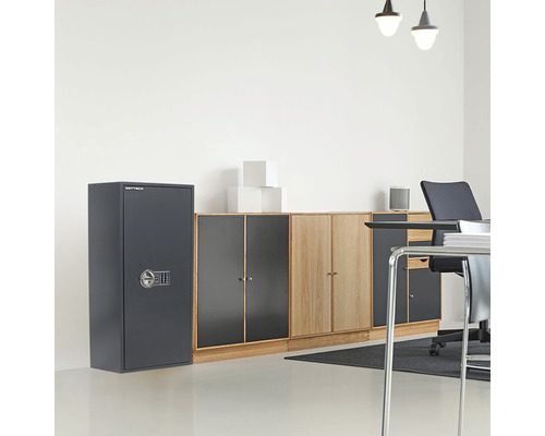 Einrichtung mit Möbeltresor, Sideboard und Büromöbeln für ein Arbeitszimmer
