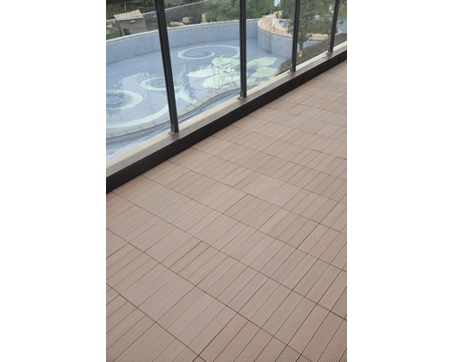 Verlegung von Terrassenfliesen im Außenbereich mit Poolblick