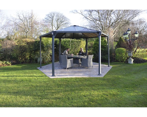 Gartenpavillon mit Tisch und Stühlen auf einer Rasenfläche