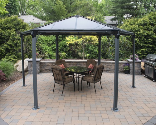 Pavillon Palram – Canopia Monaco 438 x 438 cm anthrazit Gartenpavillon mit Tisch und Stühlen auf einer Terrasse