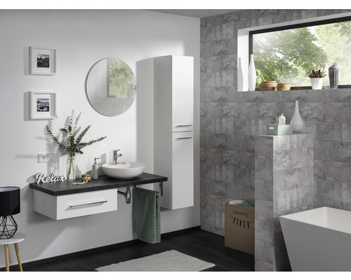 Modernes Badezimmer mit Waschtisch, Spiegel, Hochschrank und Badewanne.